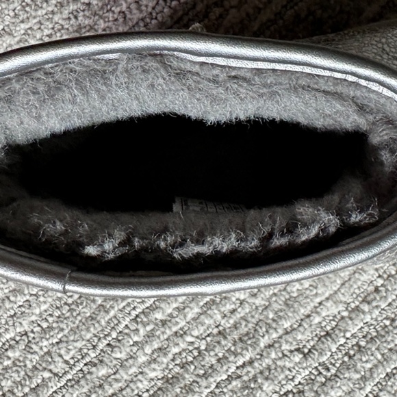 Dark silver Uggs. Short style. Almost brand new. Size 6 ( run large) - Picture 5 of 8